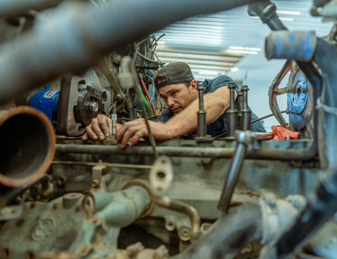 estimates image Mechanic working on truck image